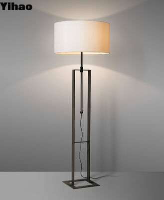 खरीदें आधुनिक सजावटी प्रकाश व्यवस्था के लिए समायोज्य ऊंचाई पीतल के फार्महाउस फर्श लैंप ऑनलाइन निर्माण