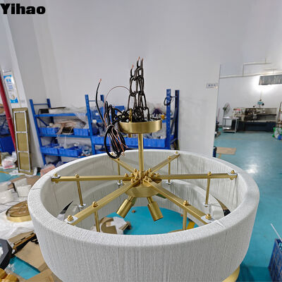 खरीदें लिविंग रूम और होटल के लिए कपड़ा छाया के साथ शुद्ध हस्तनिर्मित पीतल शरीर लक्जरी झूमर ऑनलाइन निर्माण