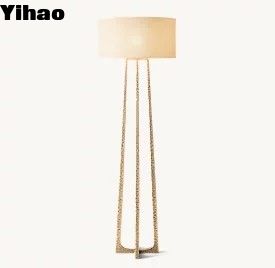 लिविंग रूम के लिए 150W हथौड़ा लोहे के आधार आधुनिक खड़े लैंप